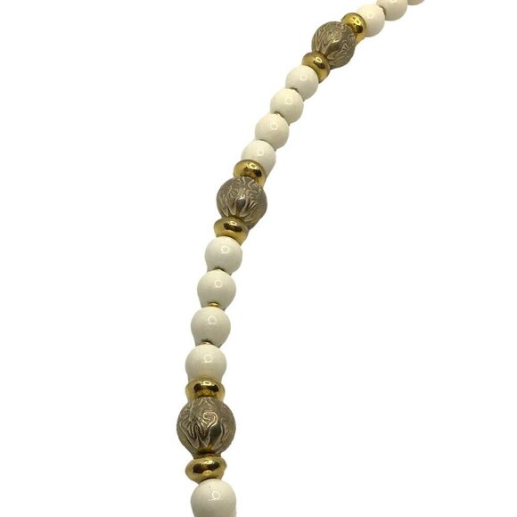 Alabaster Necklace White Gold Tone Beaded Vintage 24 Inch Length - Picture 2 of 3